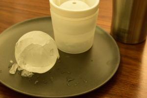 丸い氷をお皿にのせ隣には製氷皿とサーモスのタンブラーが置いてある