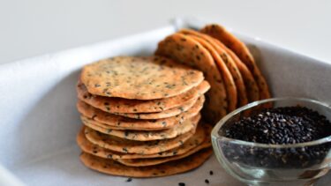 ハーベスト風味の米粉クッキー！【黒ごまの薄焼き米粉クッキー】